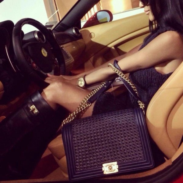 Девушка за рулем на аву