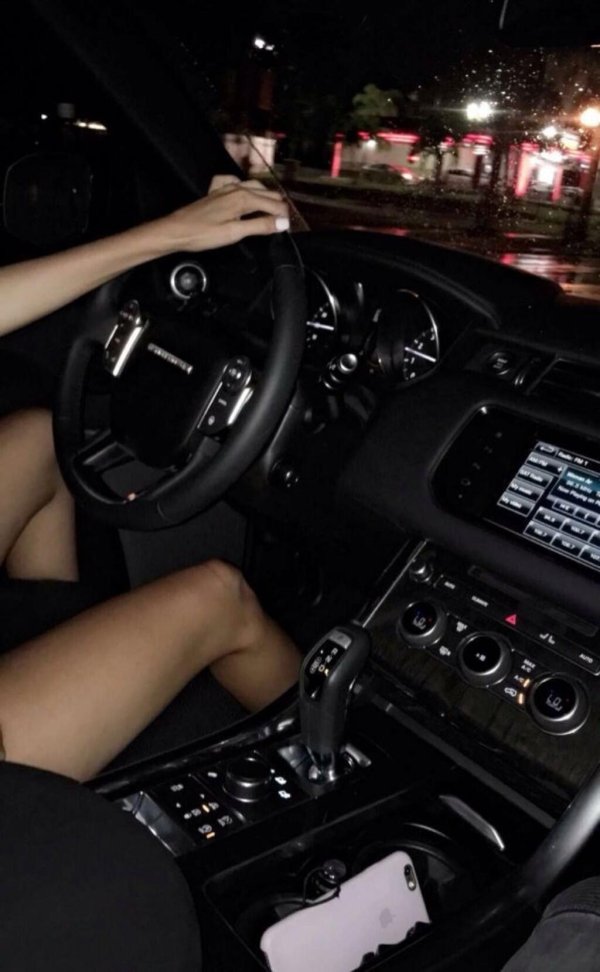 Девушка за рулем на аву