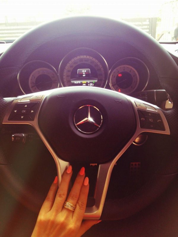 Девушка за рулем на аву