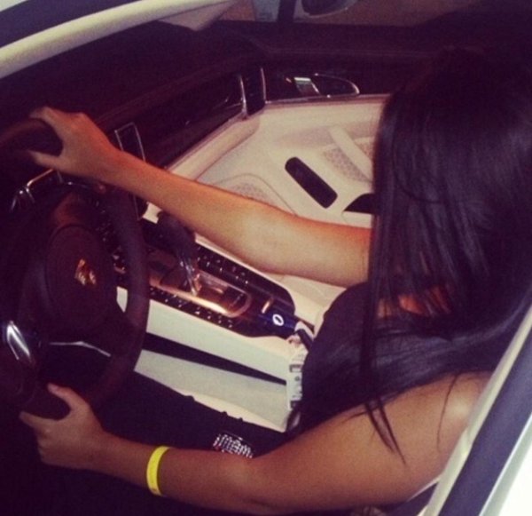 Девушка за рулем на аву