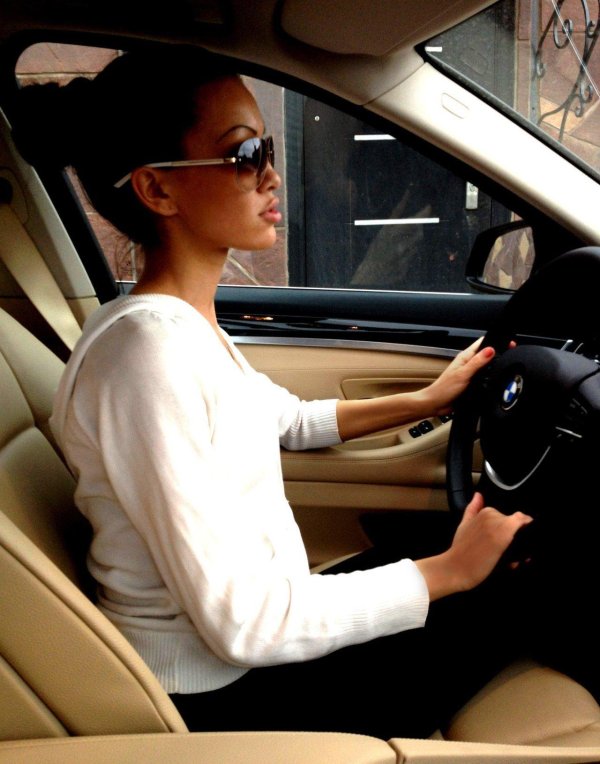 Девушка за рулем на аву