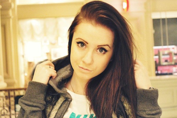 Девушка одна и та же 16