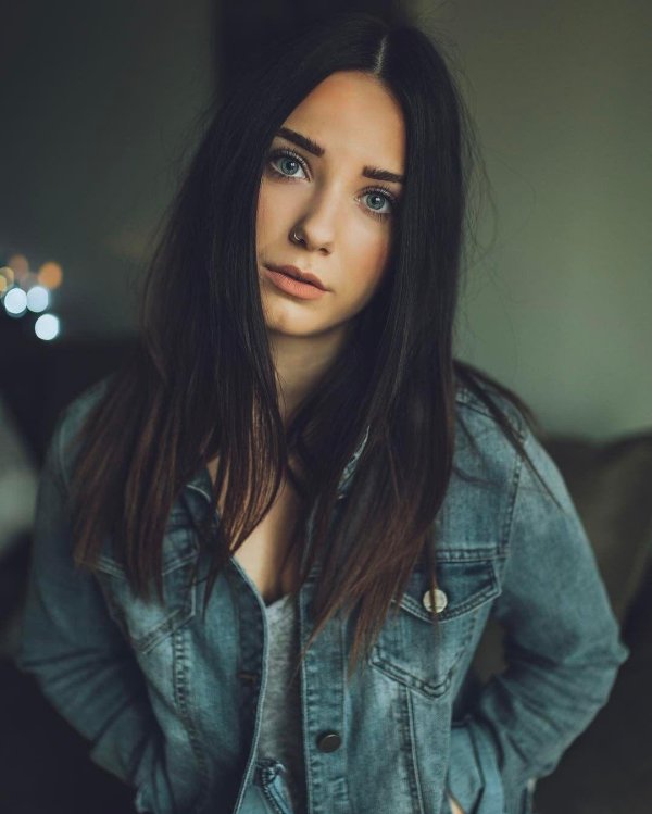 Девушка одна и та же 16