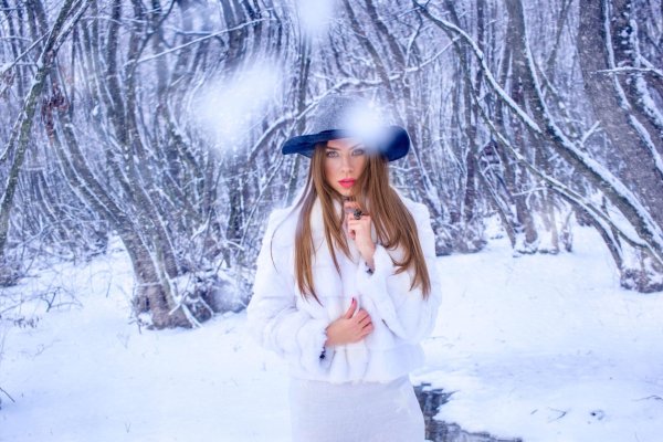 На рабочий стол зима и девушка