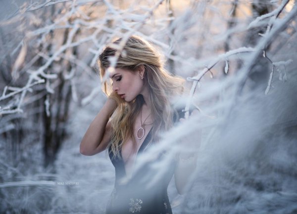 На рабочий стол зима и девушка