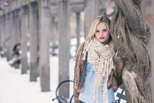 На рабочий стол зима и девушка