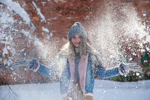 На рабочий стол зима и девушка
