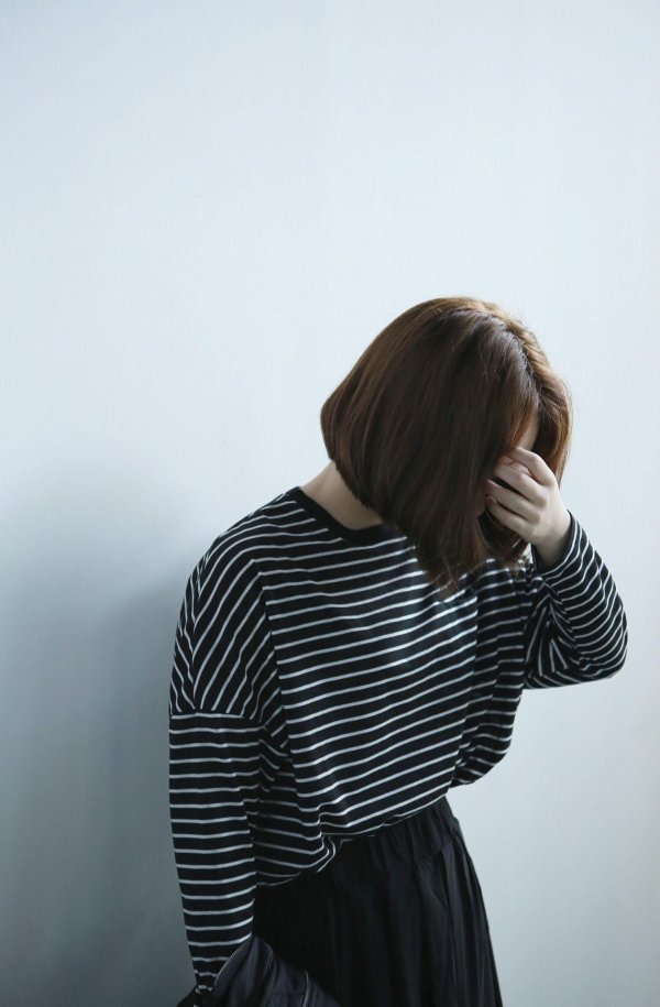 На аву девушкам без лица с короткими волосами