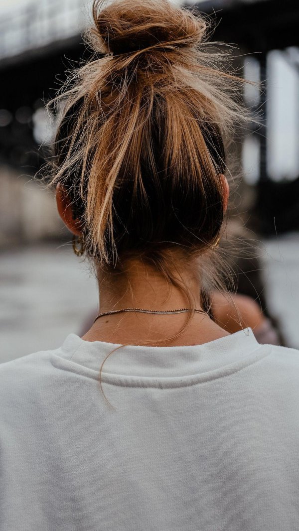 На аву девушкам без лица с короткими волосами