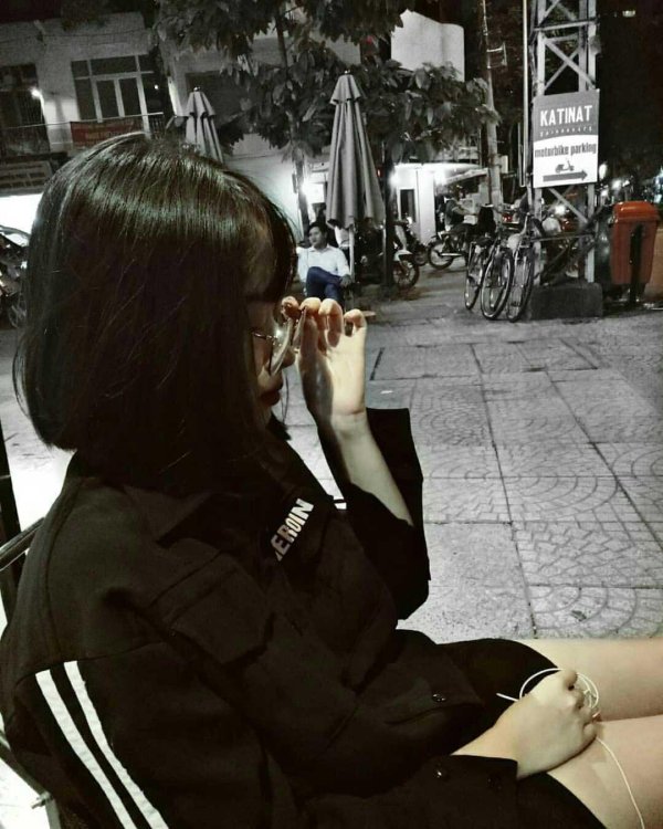 На аву девушкам без лица с короткими волосами