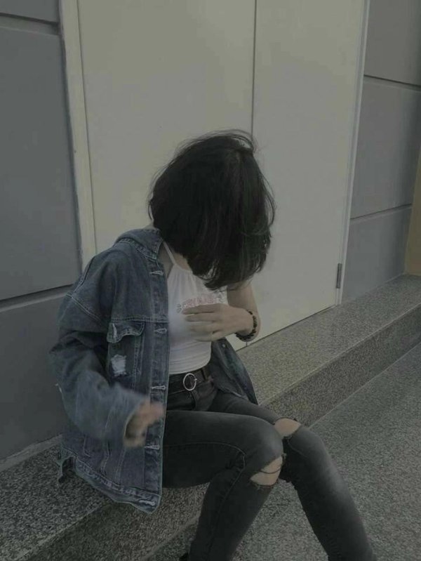 На аву девушкам без лица с короткими волосами