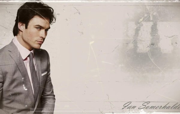 На рабочий стол мужчины