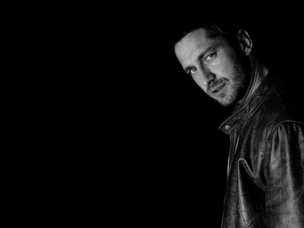 На рабочий стол мужчины