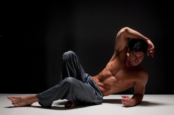 На рабочий стол мужчины