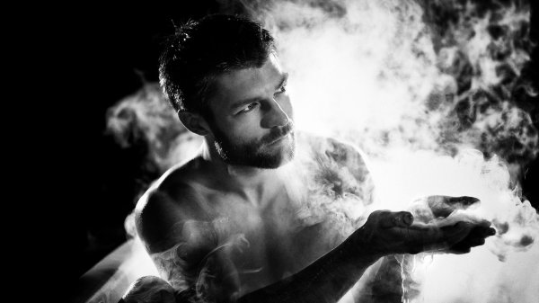 На рабочий стол мужчины