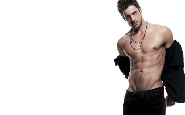 На рабочий стол мужчины