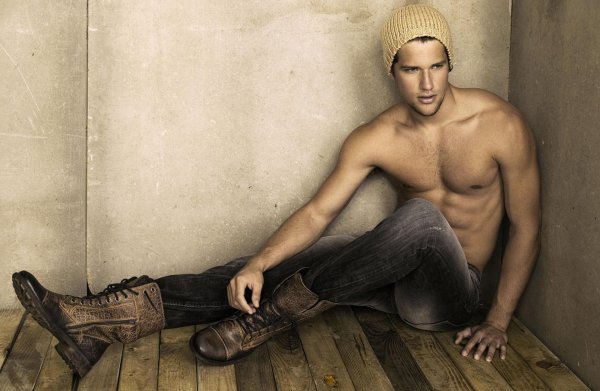 На рабочий стол мужчины