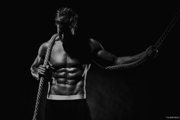 На рабочий стол мужчины