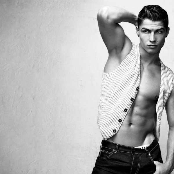 На рабочий стол мужчины