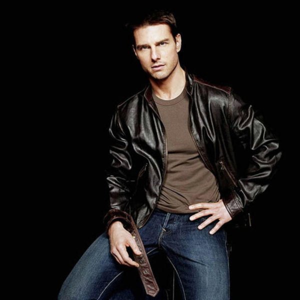 На рабочий стол мужчины