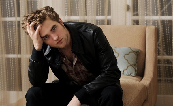 На рабочий стол мужчины