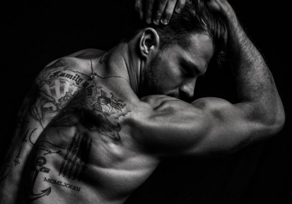 На рабочий стол мужчины