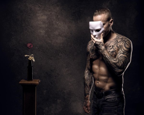 На рабочий стол мужчины