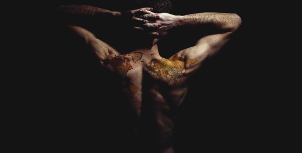 На рабочий стол мужчины