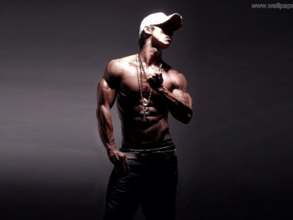 На рабочий стол мужчины