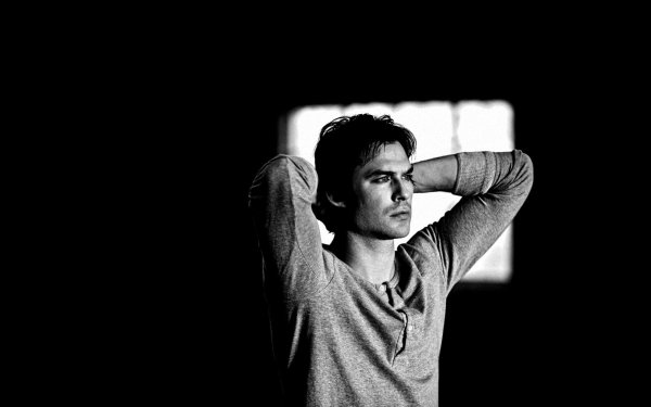 На рабочий стол мужчины