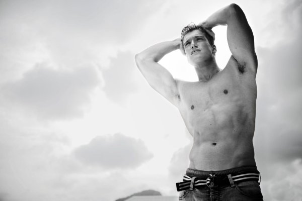 На рабочий стол мужчины