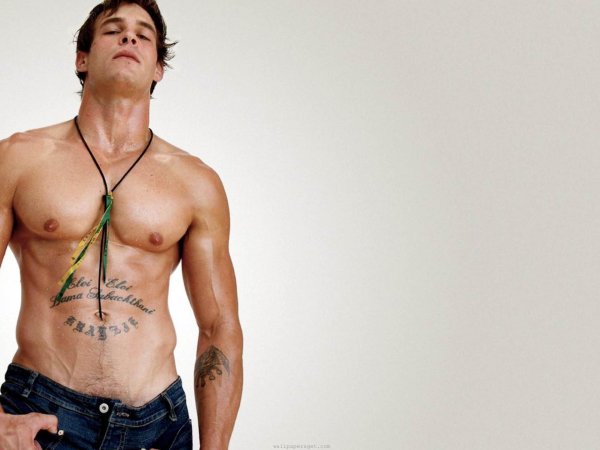 На рабочий стол мужчины