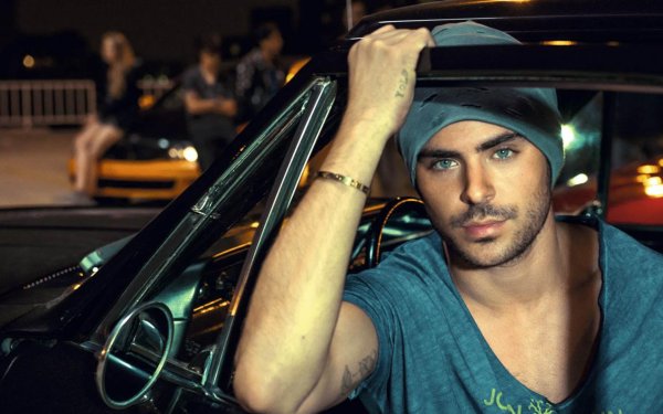 На рабочий стол мужчины