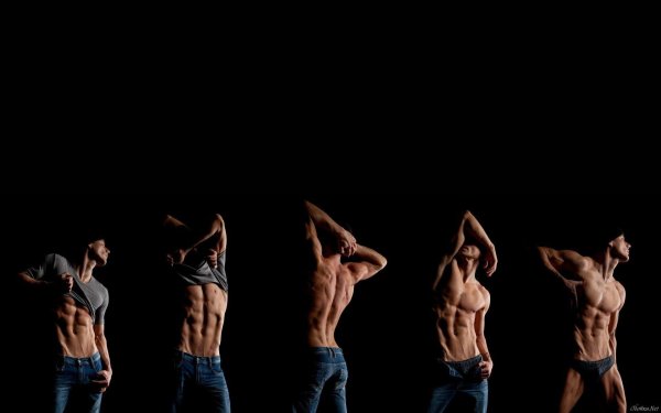 На рабочий стол мужчины