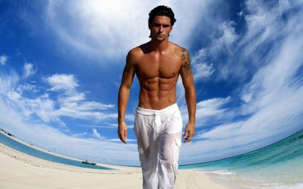 На рабочий стол мужчины