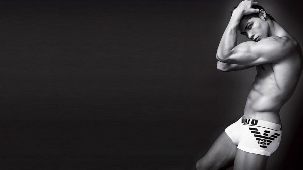 На рабочий стол мужчины