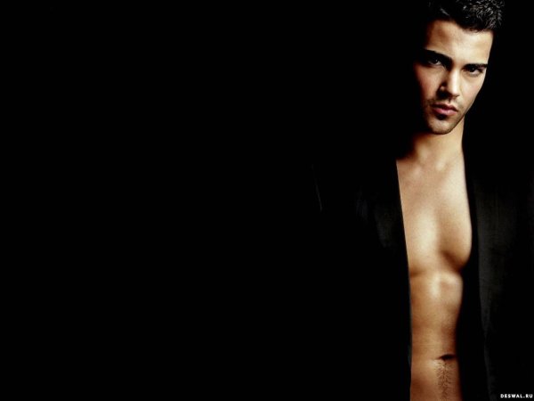 На рабочий стол мужчины