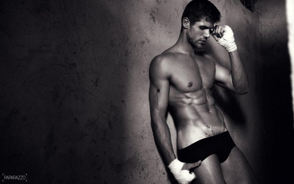 На рабочий стол мужчины