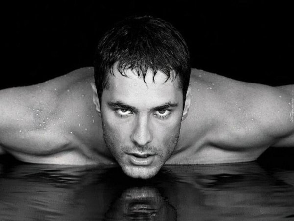 На рабочий стол мужчины