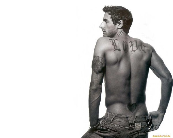 На рабочий стол мужчины