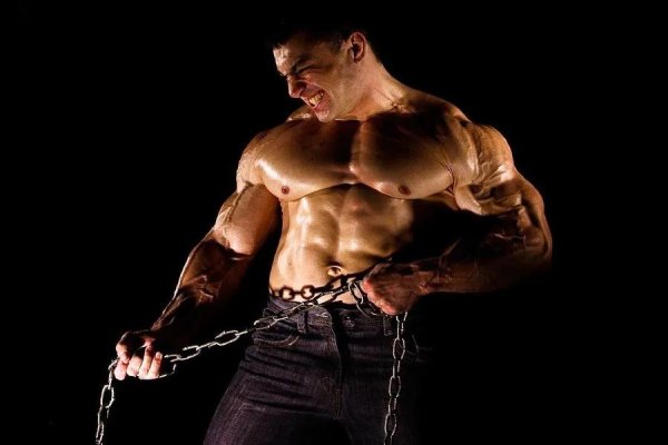 На рабочий стол мужчины