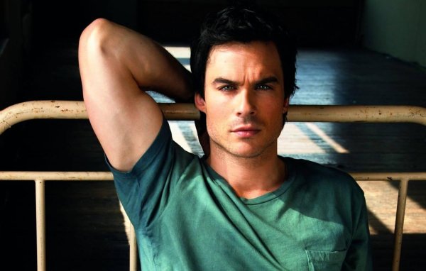 На рабочий стол мужчины