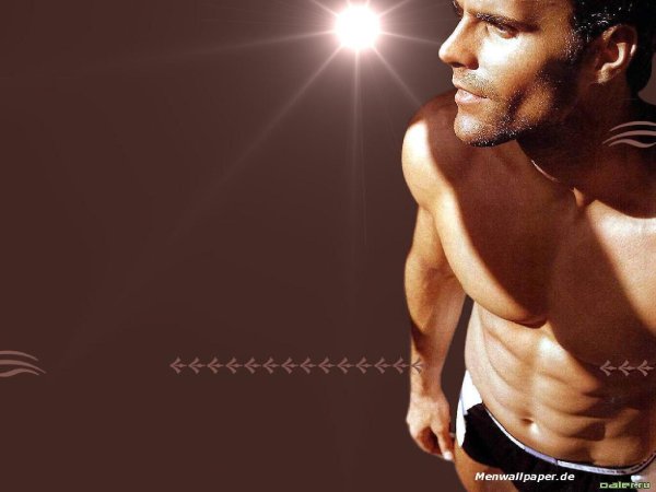 На рабочий стол мужчины