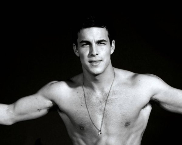 На рабочий стол мужчины