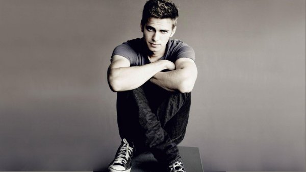 На рабочий стол мужчины