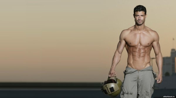 На рабочий стол мужчины