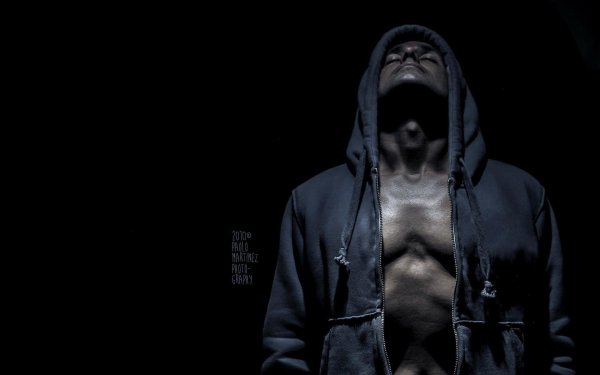 На рабочий стол мужчины