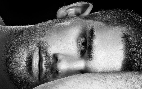 На рабочий стол мужчины