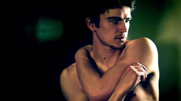 На рабочий стол мужчины