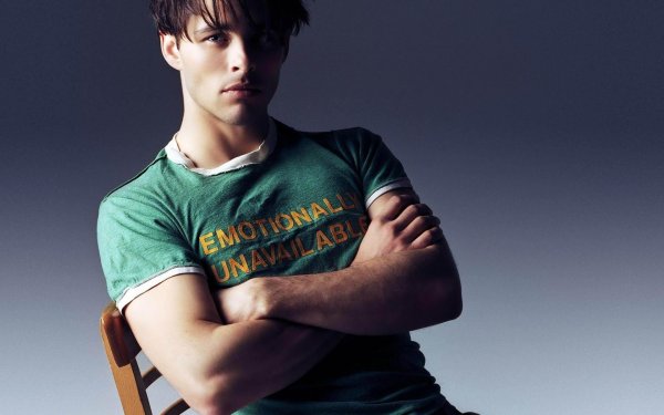 На рабочий стол мужчины